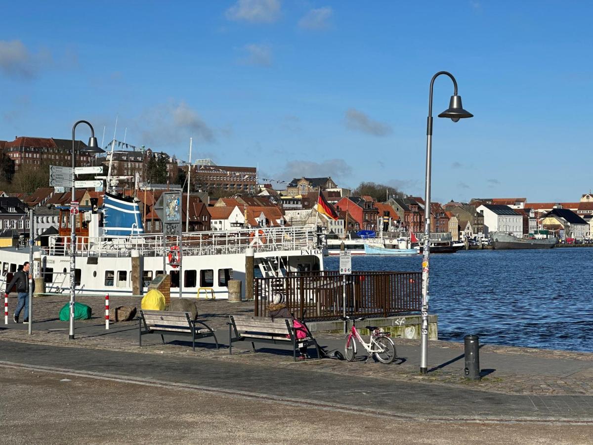 Am Kleinen Muehlenteich - Zentrale Ruhige Lage Mit Parkplatz Und Fahrraedern Apartment Flensburg Exterior foto