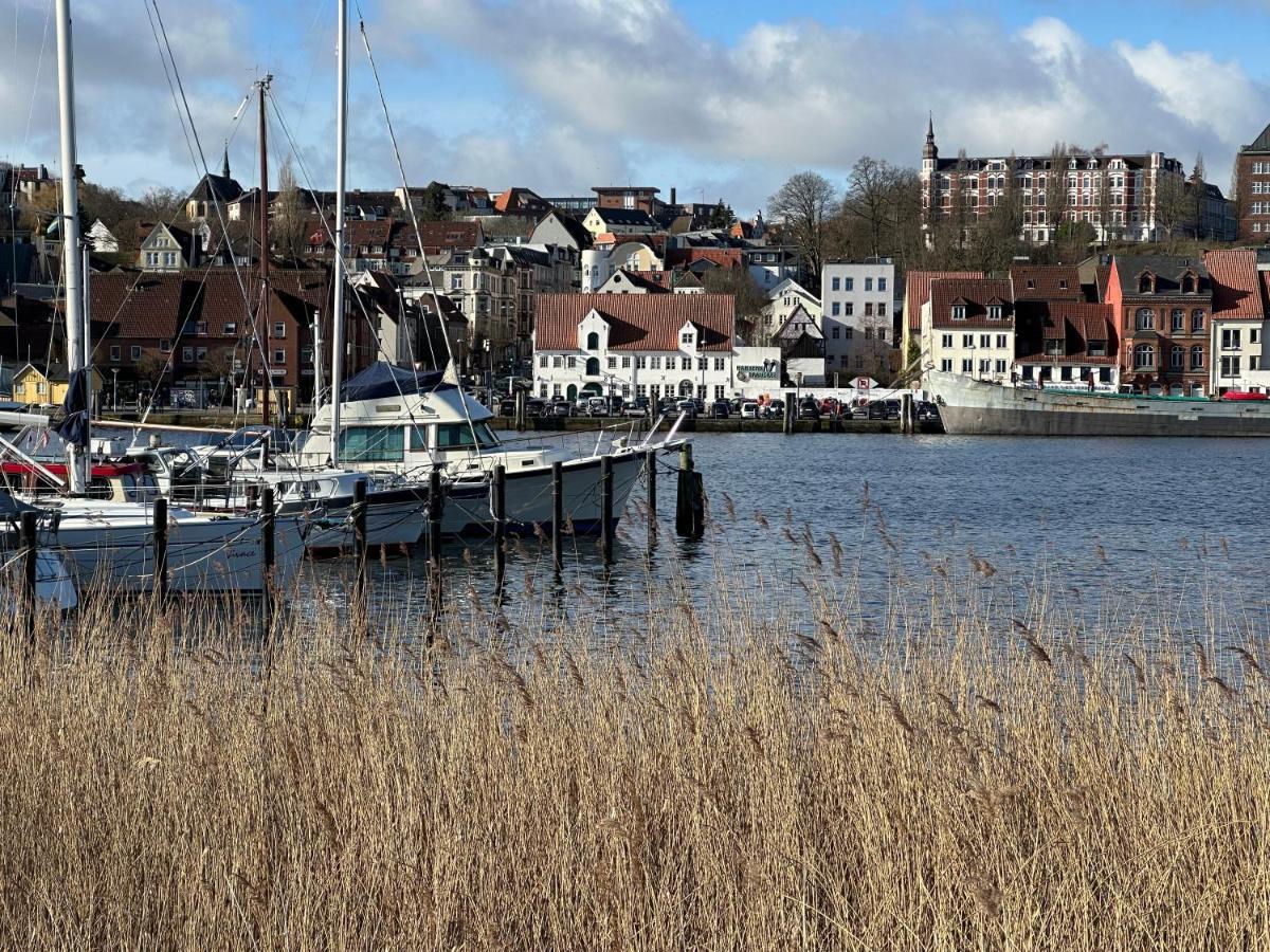 Am Kleinen Muehlenteich - Zentrale Ruhige Lage Mit Parkplatz Und Fahrraedern Apartment Flensburg Exterior foto